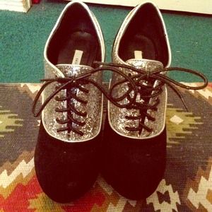 NWOT Urban Outfitters Kimchi Blue heels in black