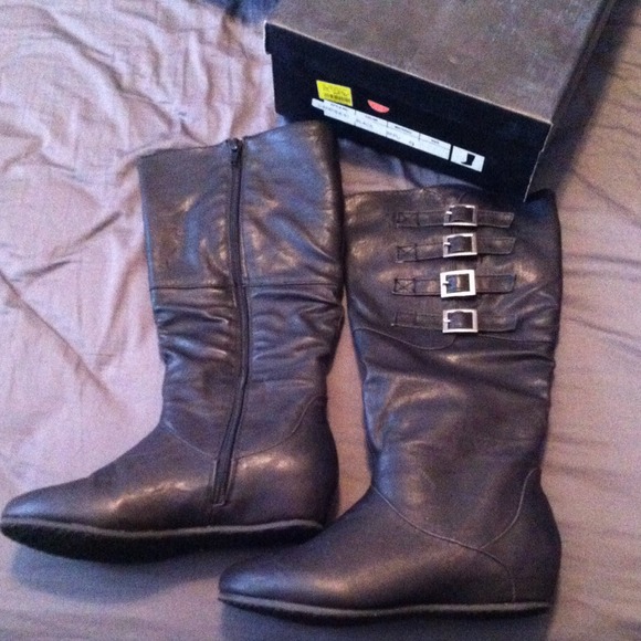 Winter boots worn no more then 2 times.