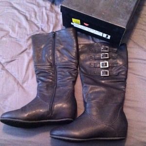 Winter boots worn no more then 2 times.