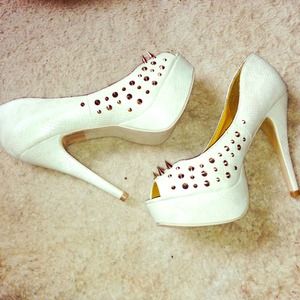 New Sz 8.5 Cream Snake Skin Pumps w/ Gold Spikes