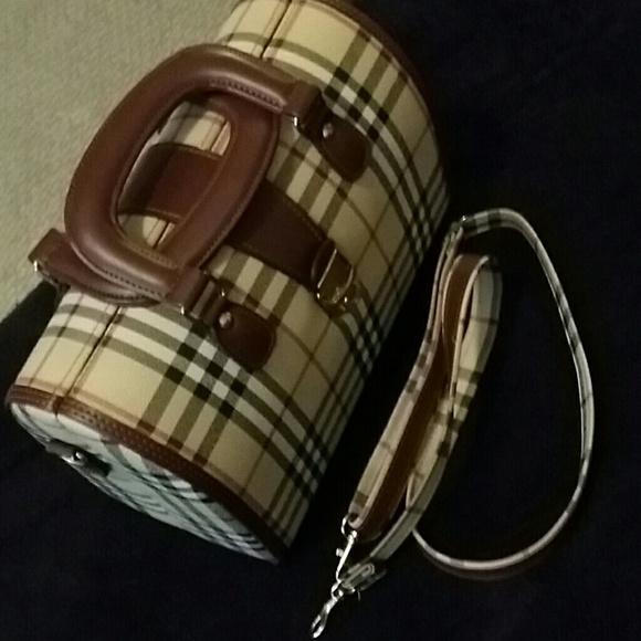 Handbag or shoulder bag.