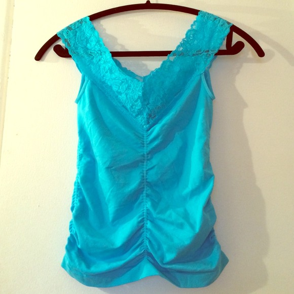 Sale‼️‼️Lace V neck tank