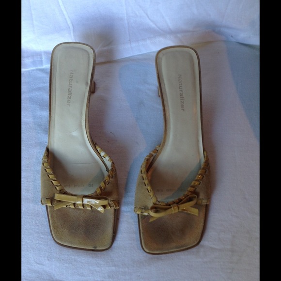 Beige slip on with bow