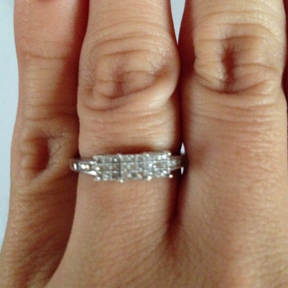 10ct White gold 1/10 ct diamond engagement ring!!