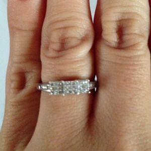 10ct White gold 1/10 ct diamond engagement ring!!