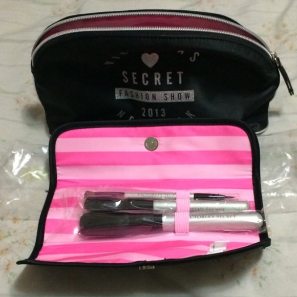 VS Fashion Shoe Exclusive Cometic Case + Brushes