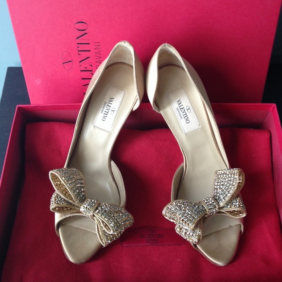 🚫SOLD🚫 💯% Authentic Valentino Jeweled Pumps - Picture 2 of 4