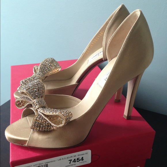 🚫SOLD🚫 💯% Authentic Valentino Jeweled Pumps - Picture 3 of 4