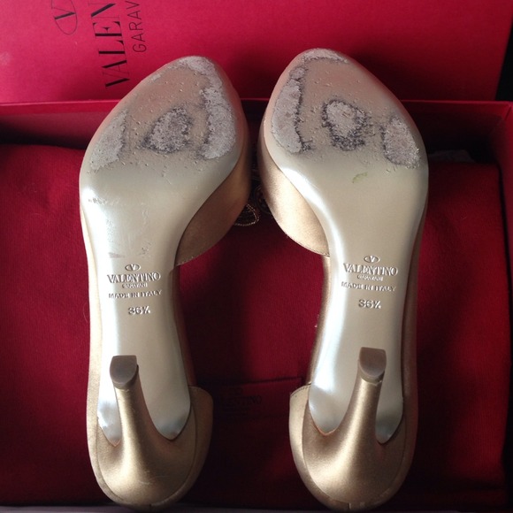🚫SOLD🚫 💯% Authentic Valentino Jeweled Pumps - Picture 4 of 4