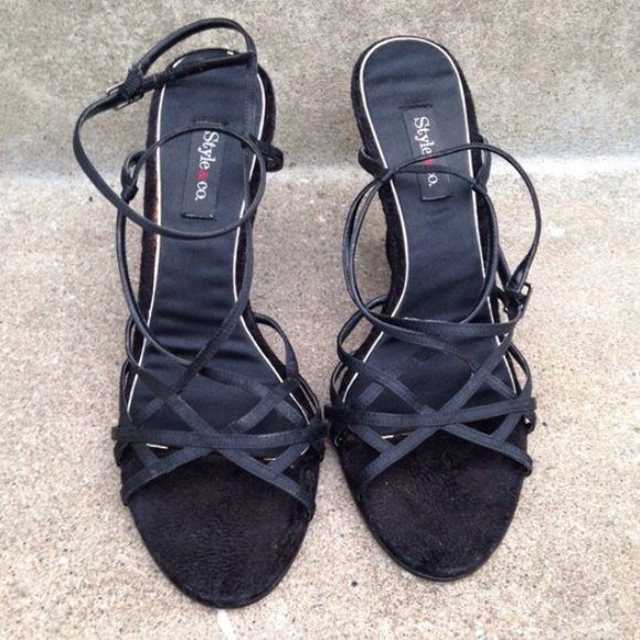 🤑CLEARANCE🔻Strappy Black Satin Geometric Design w. Crushed Velvet Wedge Heel - Picture 3 of 7