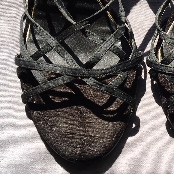 🤑CLEARANCE🔻Strappy Black Satin Geometric Design w. Crushed Velvet Wedge Heel - Picture 4 of 7