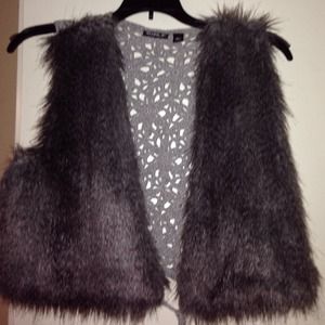 Cute🎀 Crop faux fur grey knit vest..