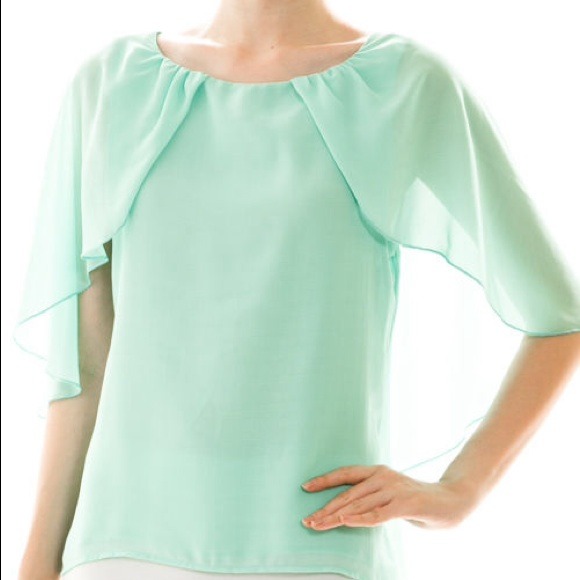 🔴 Host Pick :The "Amanda" Cape Blouse - Picture 1 of 4