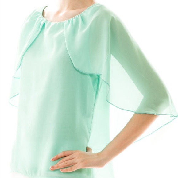 🔴 Host Pick :The "Amanda" Cape Blouse - Picture 2 of 4