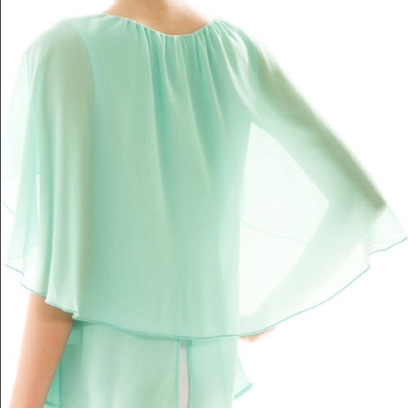 🔴 Host Pick :The "Amanda" Cape Blouse - Picture 3 of 4