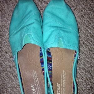 Toms canvas classics in pool
