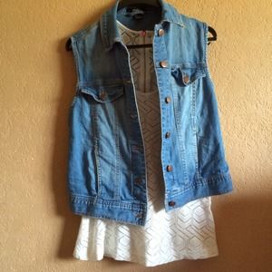 ❌SOLD❌ Medium Washes Denim Vest