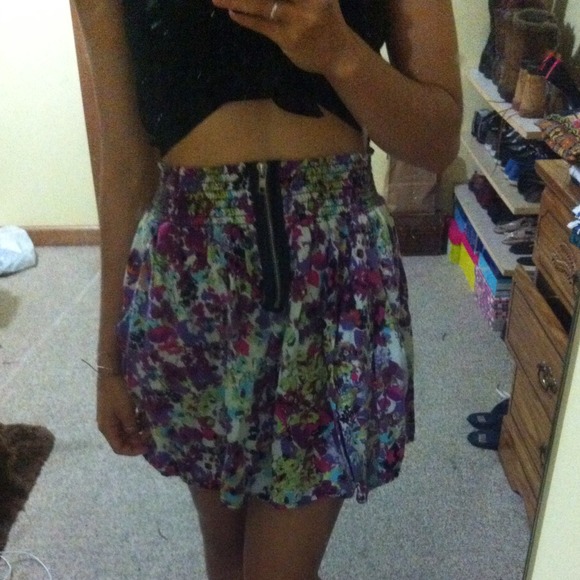 A floral pattern French Atmosphere skirt.