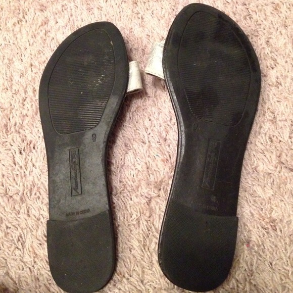 ♦️TRADED♦️Silver bow sandals - Picture 2 of 3