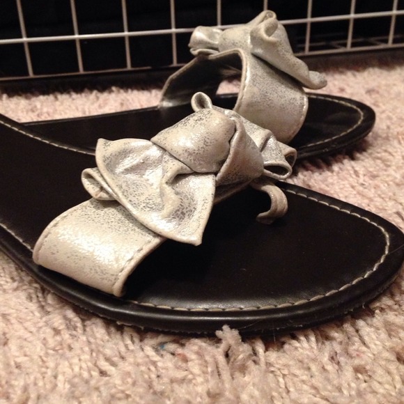 ♦️TRADED♦️Silver bow sandals - Picture 3 of 3