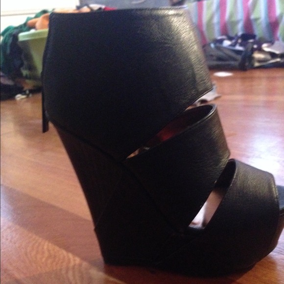 Black cut out wedges