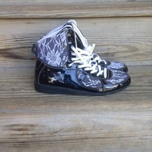 Kreative Recreations Lace Sneaker