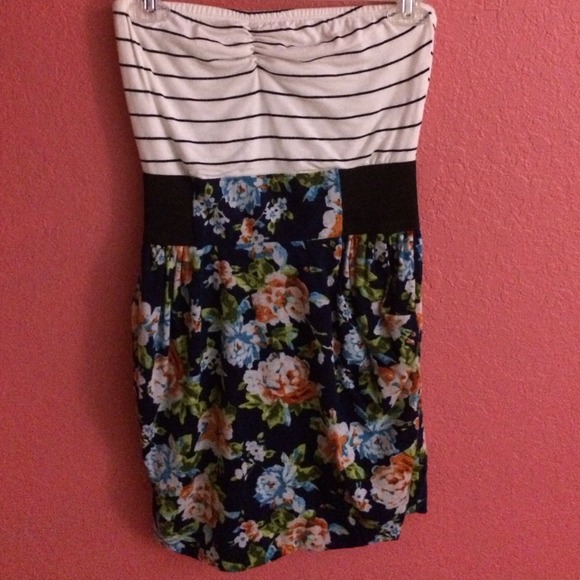 Small love fire floral strapless dress.