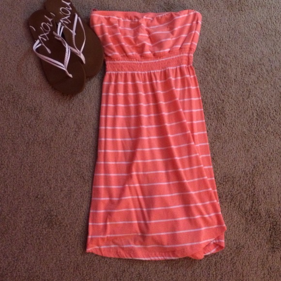 Cute salmon/peach stripped strapless dress.