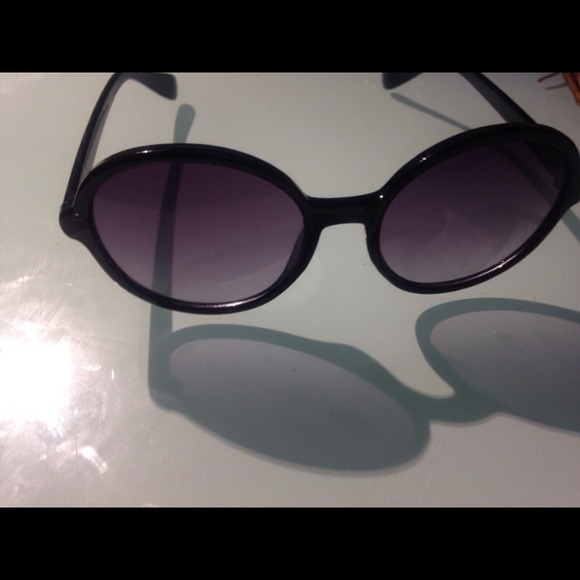 Rounded hippie sunglasses