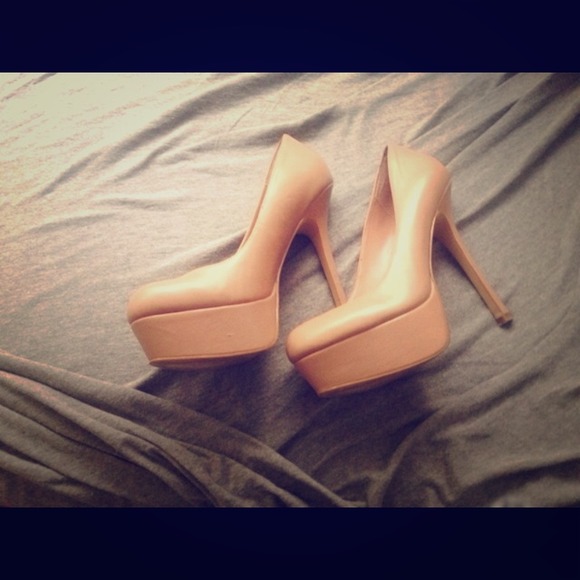 Nude platform pumps