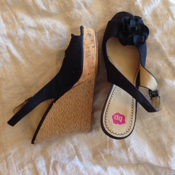 Black canvas wedge