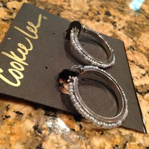 Silver tone pale purple seed bead earrings