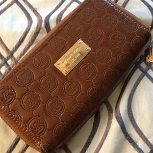 Unauthentic Michael Kors wallet