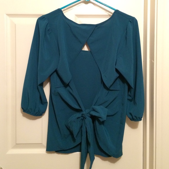Green top with cut-out on the back - Picture 2 of 2