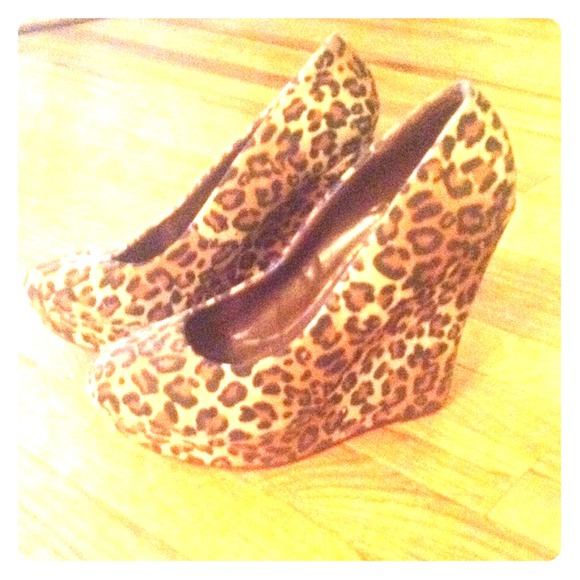 Leopard print wedge pumps