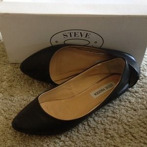 Like New Steve Madden Black Flats.