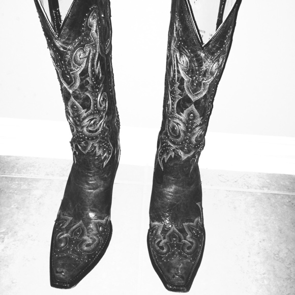 CORRAL EMBROIDERED & STUDDED COWGIRL BOOTS