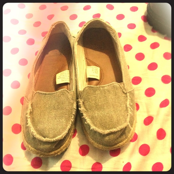 Sand colored flats.Says 7 but it's closer to a 6.5