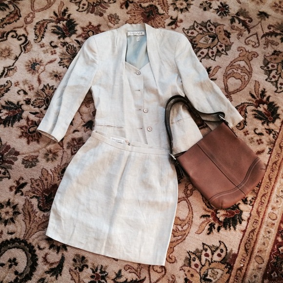 SALE 💥 BOGO 1/2 off! Classy Tahari Suit