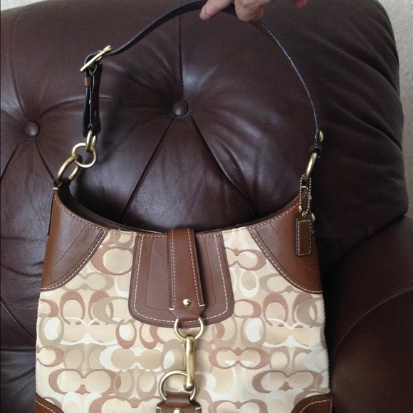 COACH HAMPTON SIGNATURE HOBO HANDBAG - Picture 2 of 4