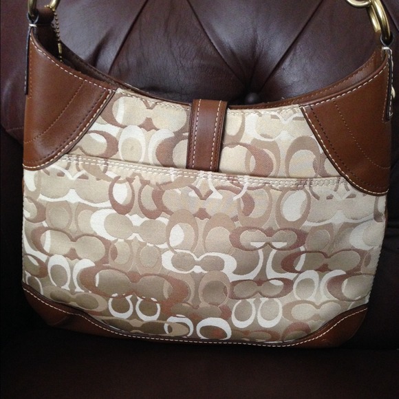 COACH HAMPTON SIGNATURE HOBO HANDBAG - Picture 3 of 4