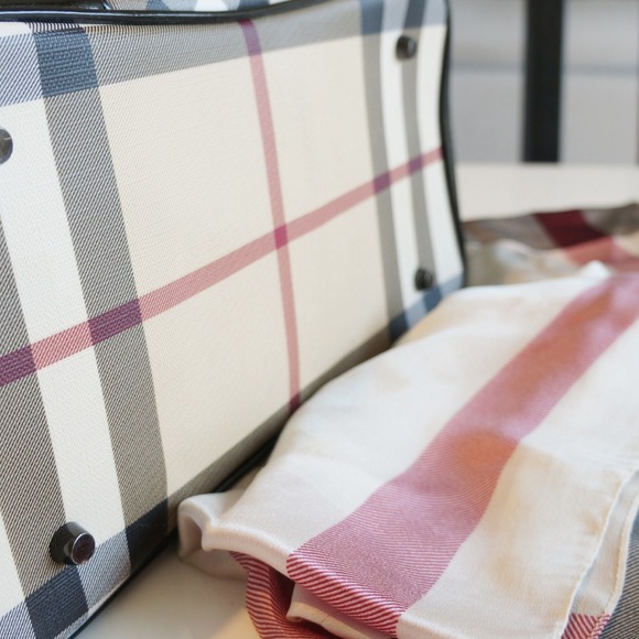SOLD🍀Burberry Classic Check Tote - Picture 2 of 4
