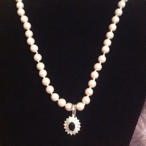 Simulated Pearls with Rhinestone Pendant - Picture 2 of 4