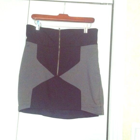 Slimming high-waisted mini skirt