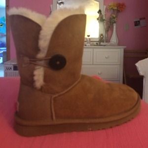 NWOT Bailey button ugg boots size 8