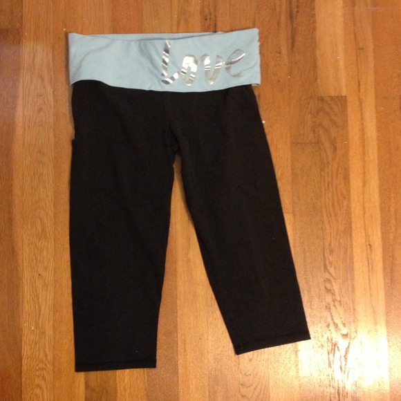 Cropped black and light blue leggings