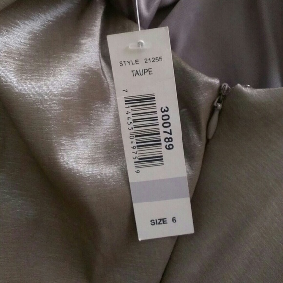 Formal gown - Picture 2 of 4