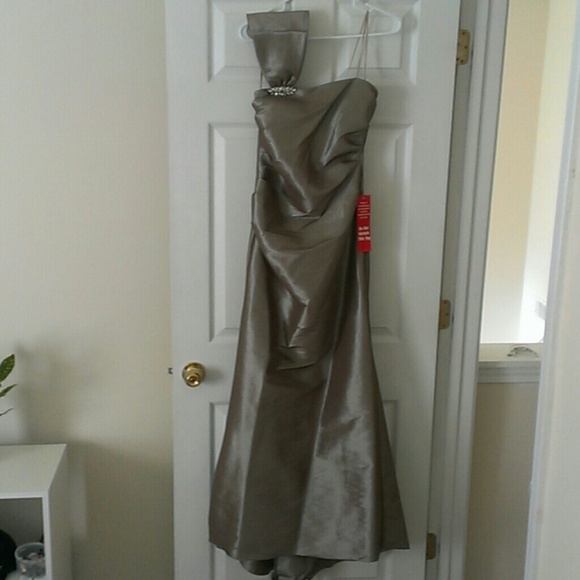 Formal gown - Picture 3 of 4