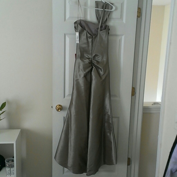 Formal gown - Picture 4 of 4