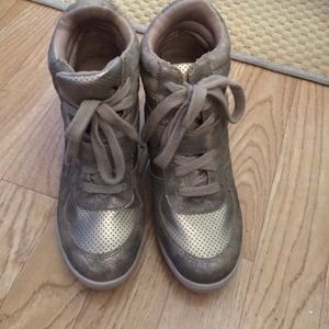 Metallic gold shoes!